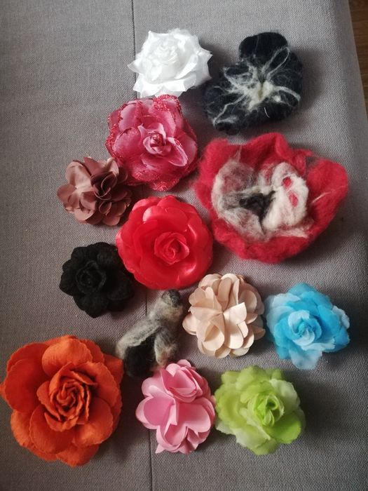 13 kwiatków wpinek do żakiet, włosów