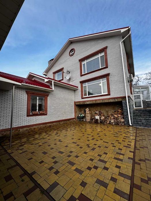 Продається 2 поверховий будинок з гаражем і ділянкою