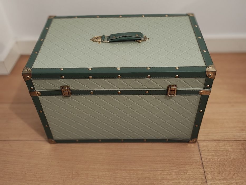 Baú verde elegante  com detalhes dourados tipo cofre