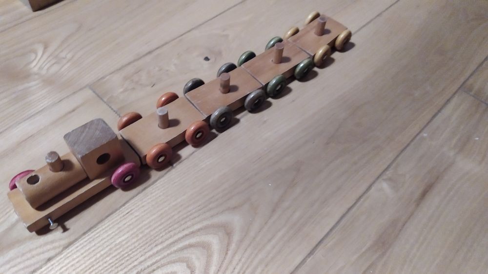 Drewniana kolejka z wagonami