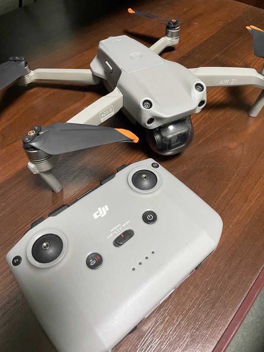продаю коптер DJI Air II