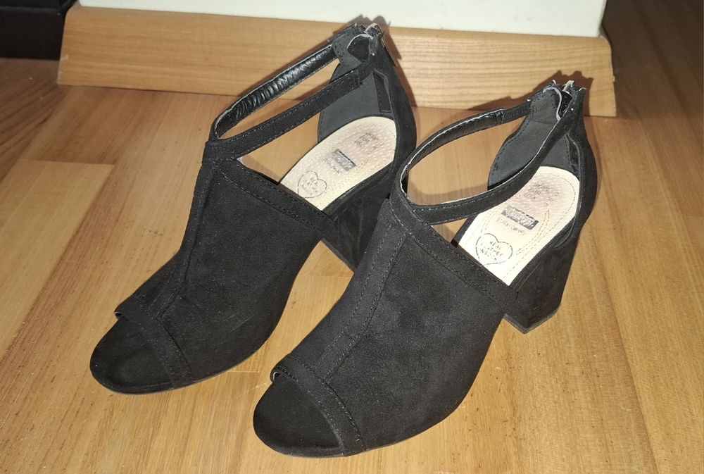 Buty na obcasie  sandały