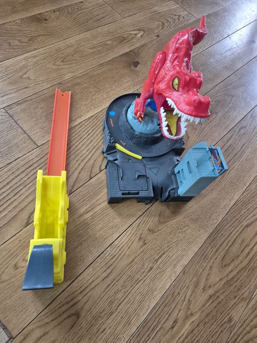 Tor Hot Wheels GWT32 Atak T-Rexa