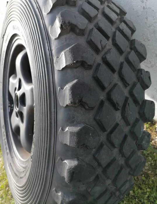 Jantes e pneus M/T para Jipes.