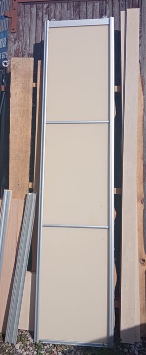 szafa z przesuwnymi drzwiami typu komandor