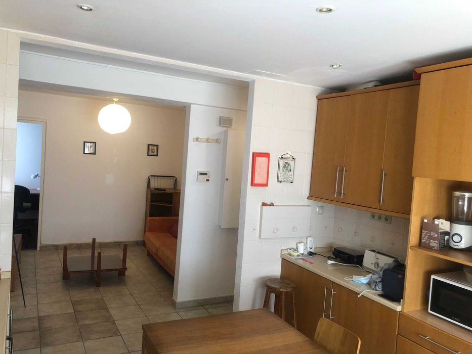 Quarto para alugar em apartamento junto a Nova SBE Oeiras para aluguer Carcavelos