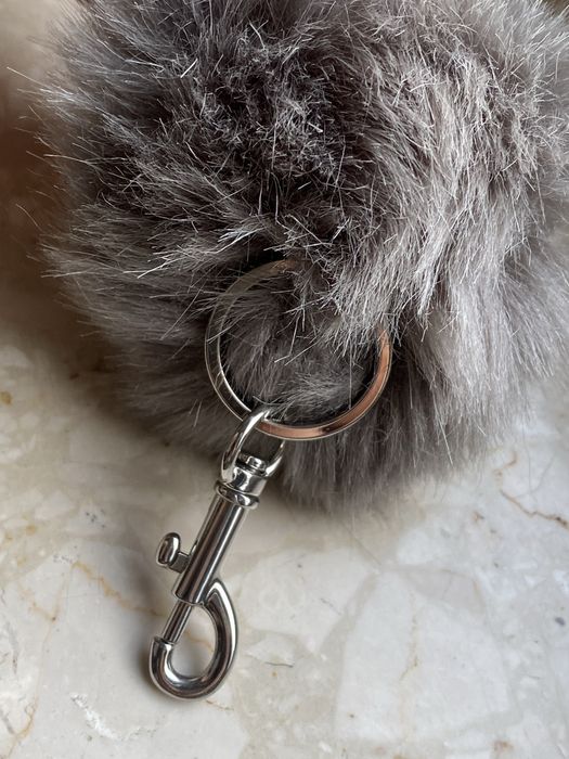 Puszysty breloczek pompon Monki szare