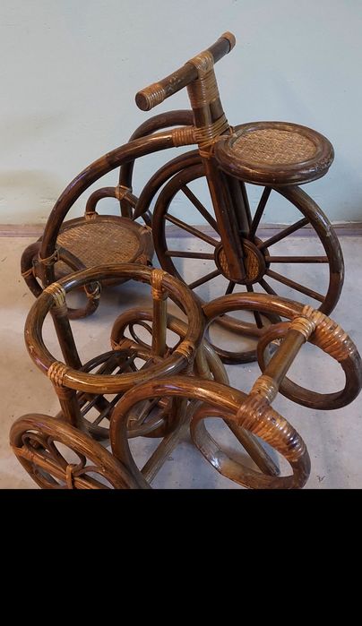 Dwa wiklinowe kwietniki