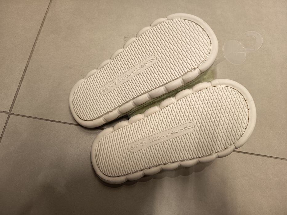 Nowe zielone futrzane kapcie buty