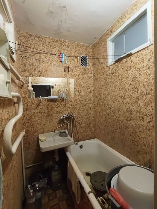Продається невеличка трикімнатна квартира на масиві. 37500$