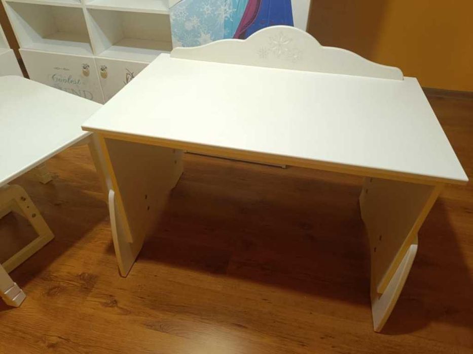 Meble meblik dziecięce z motywem krainy lodu