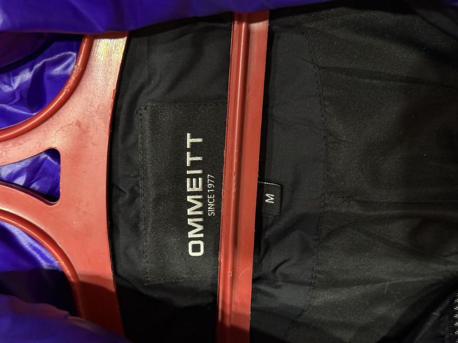 Продаю чорний пуховик, дуже теплий.