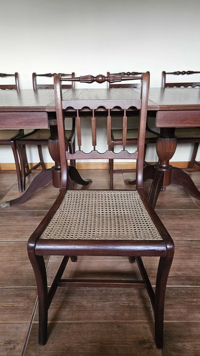 Mesa antiga de sala com 8 cadeiras