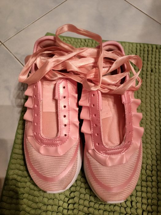 Buty Adidas kolor łososiowy sznurówki tasiemka