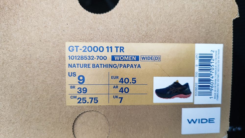 Нові, жіночі бігові  кросівки ASICS.