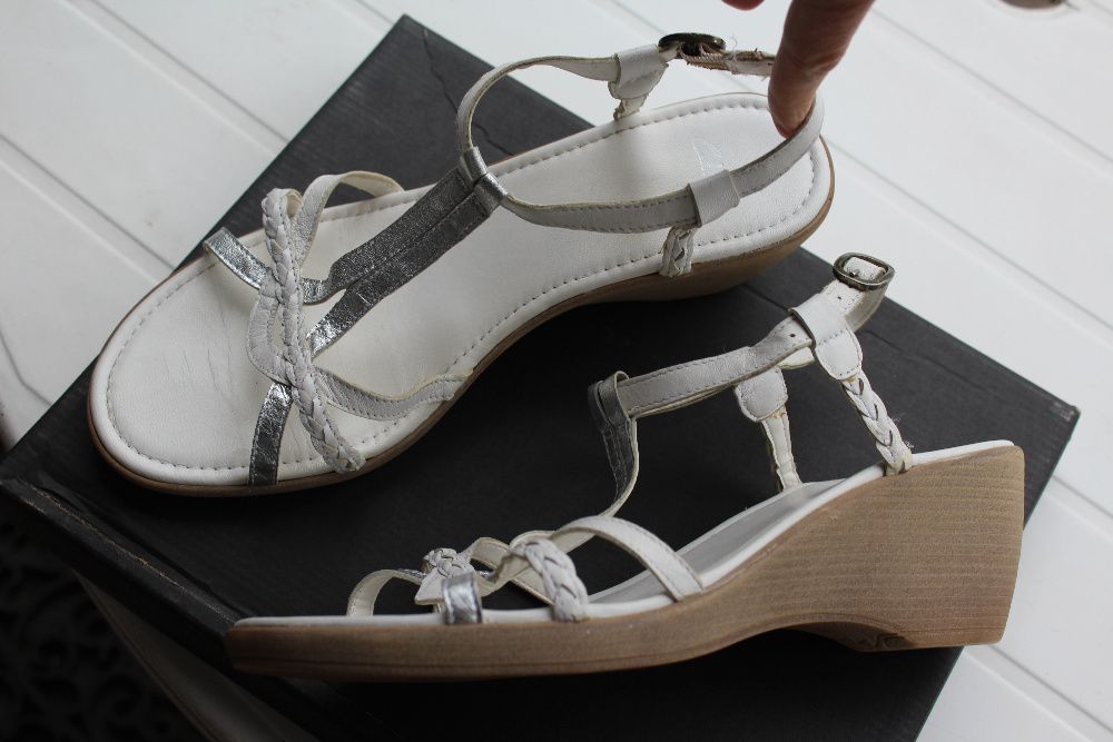 białe skórzane sandałki Clarks rozm 41 /uk7 na klinie