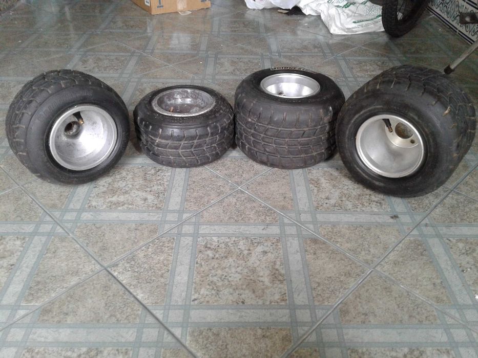 Jogo de pneus de chuva c/jante de alumínio Bridgestone, como NOVOS!