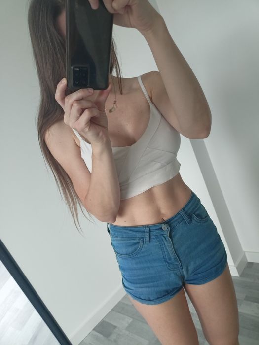 Krótki top na ramiączkach