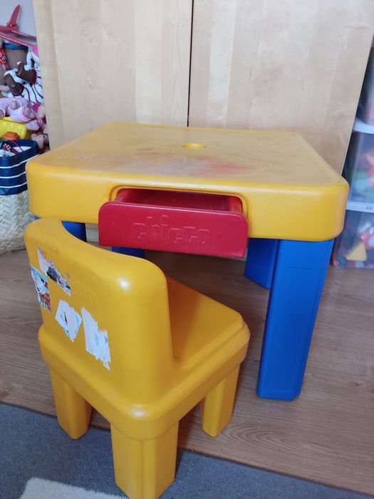 Mesa de criança da Chicco com cadeira