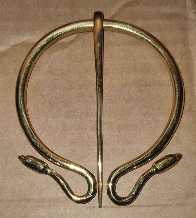 Fíbula romana ómega grande em latão