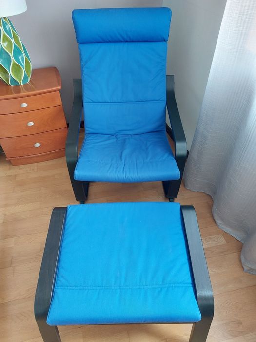 Poltrona com repousa pés da gama Poang do IKEA