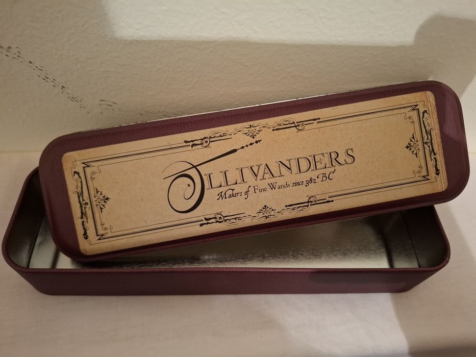 Estojo Harry Potter Ollivanders – Caixa Metálica Oficial