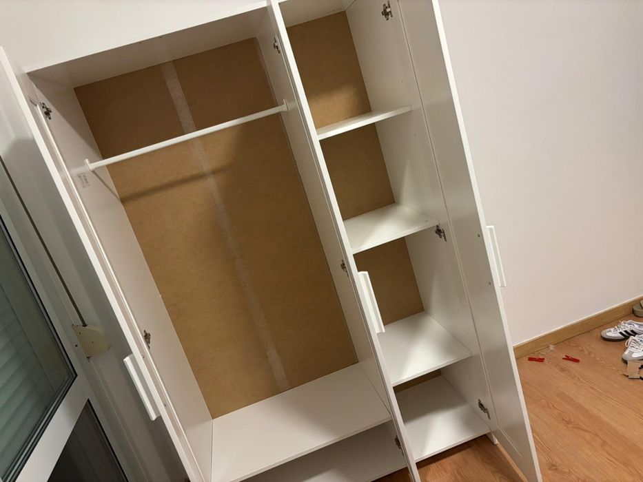Roupeiro IKEA BRIMNES 3 portas com espelho – 117 x 190 cm
