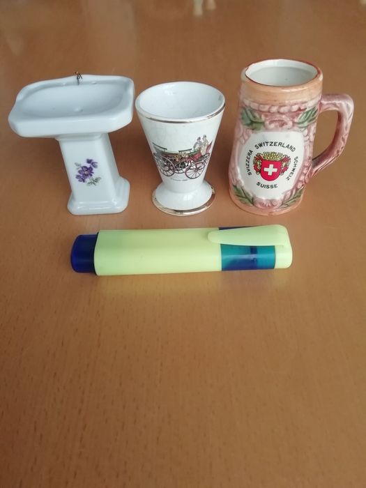 Conjunto de pequenas peças em porcelana.