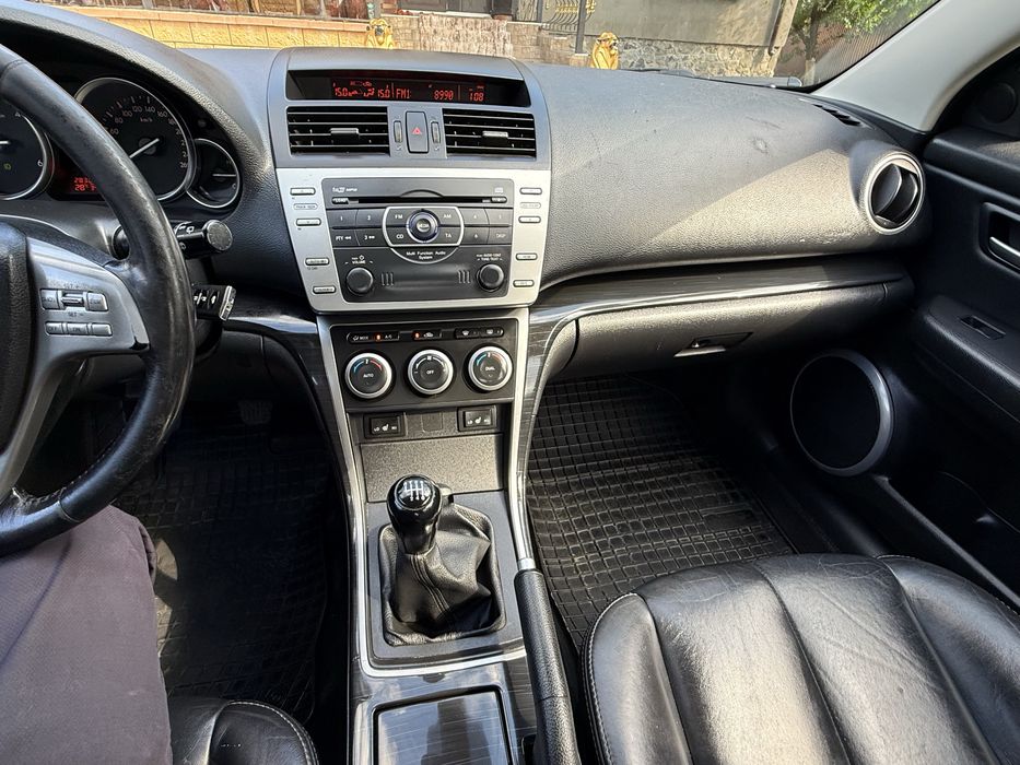 Продам свой  автомобиль MAZDA 6