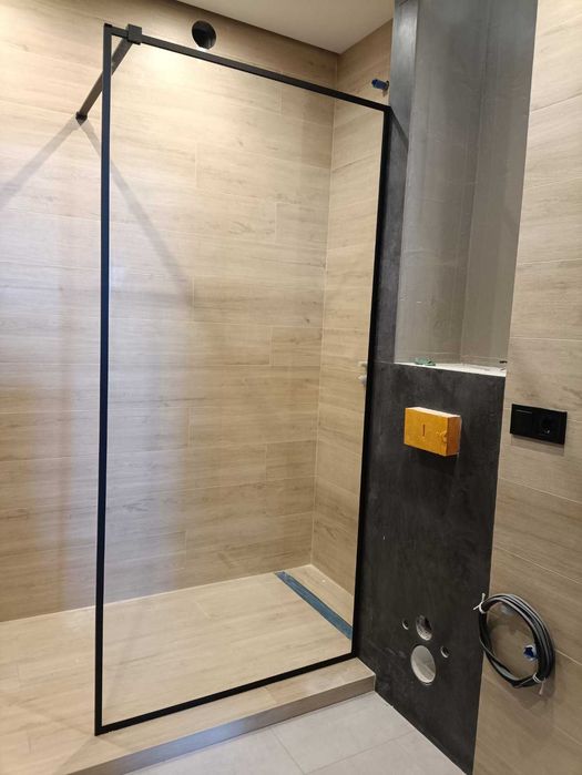 Кабіна душова, перегородка, двері або шторка з гартованого скла.