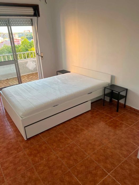Quarto para arrendar no centro de  Amora sexal