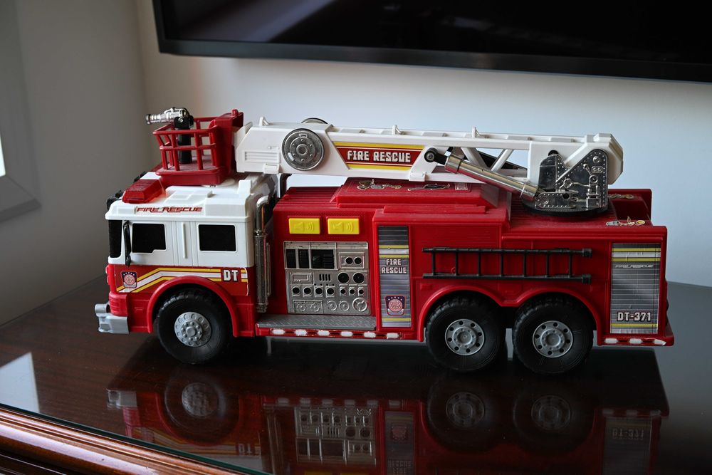 Camião bombeiros 55cm com luzes e som