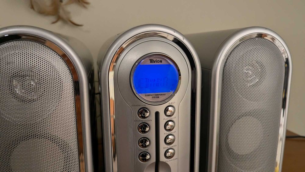 Futurystyczny zestaw audio z pilotem, jak z serialu „Fallout”