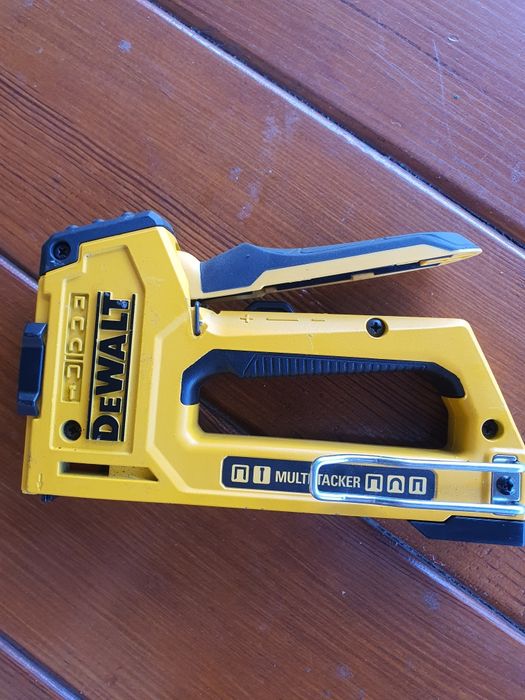 Степлер Dewalt multi-tacker.