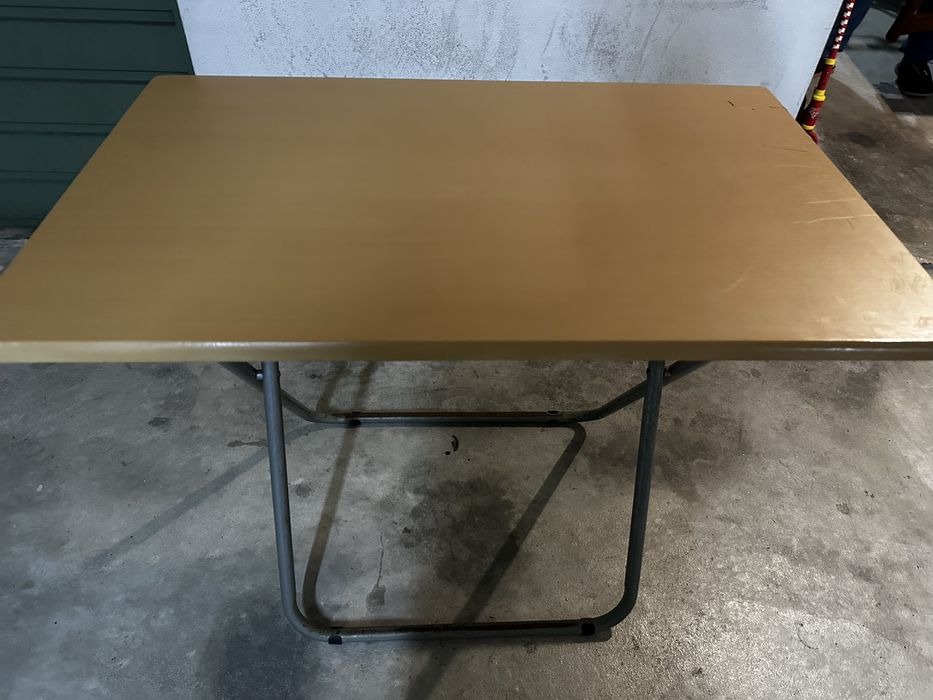 Mesa pequena de abrir e fechar