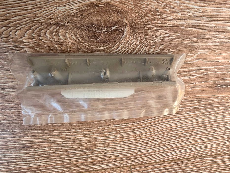 Rączka uchwyt beżowy zewnętrzna część panelu szyb VW Bora Golf IV