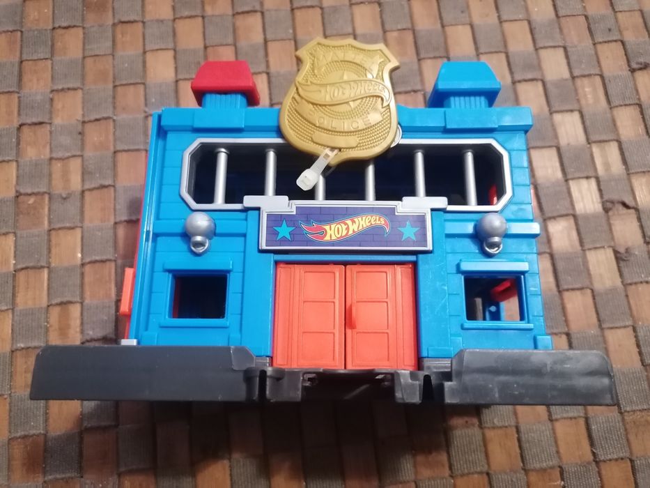 Hot Wheels City Downtown Police Station Breakout Playset