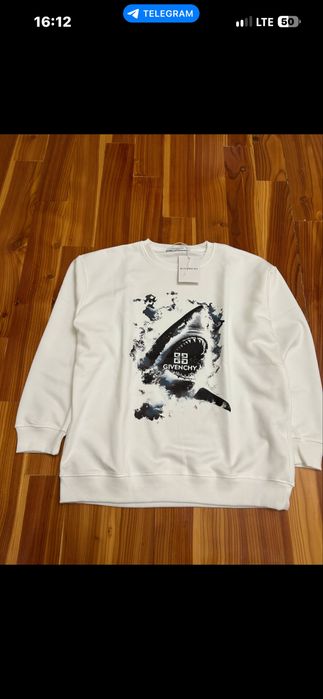 Кофта Givenchy. біла