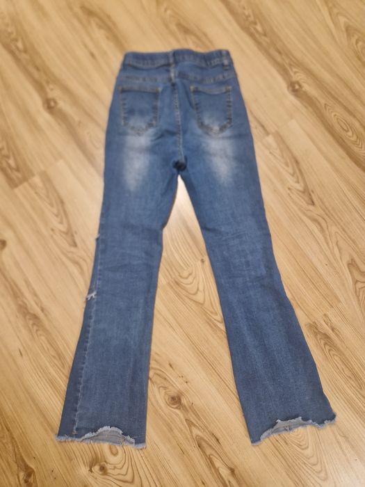 Niebieskie jeansy