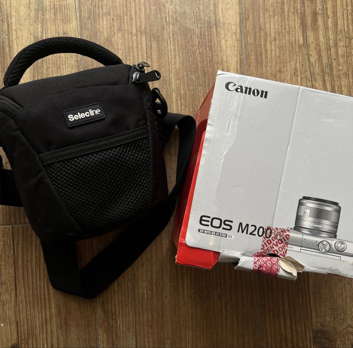Camera Canon m200