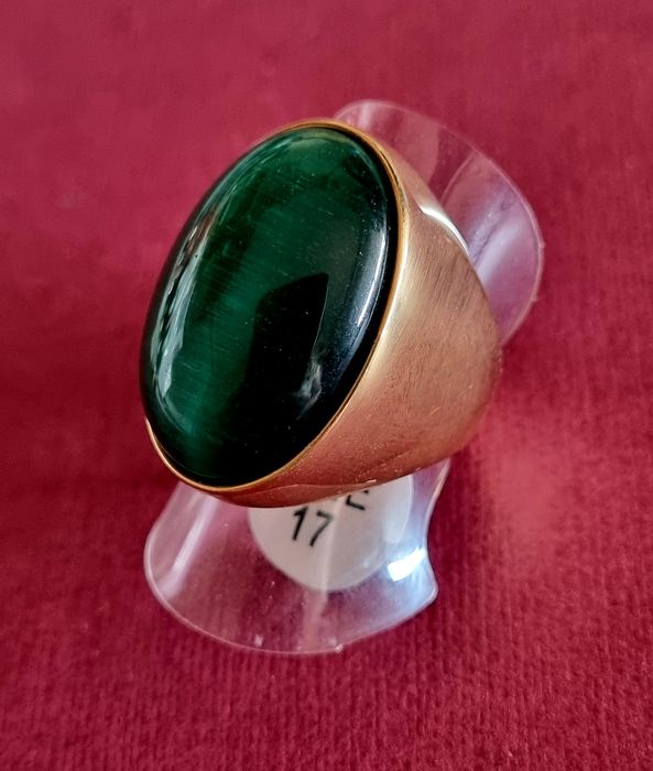 Anel dourado, em aço, com grande pedra verde oval. T17