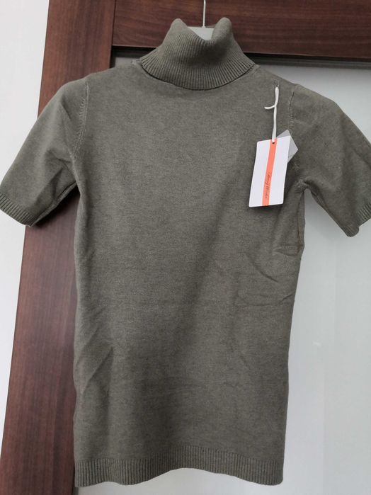 golf z krótkim rękawkiem w modnym kolorze khaki