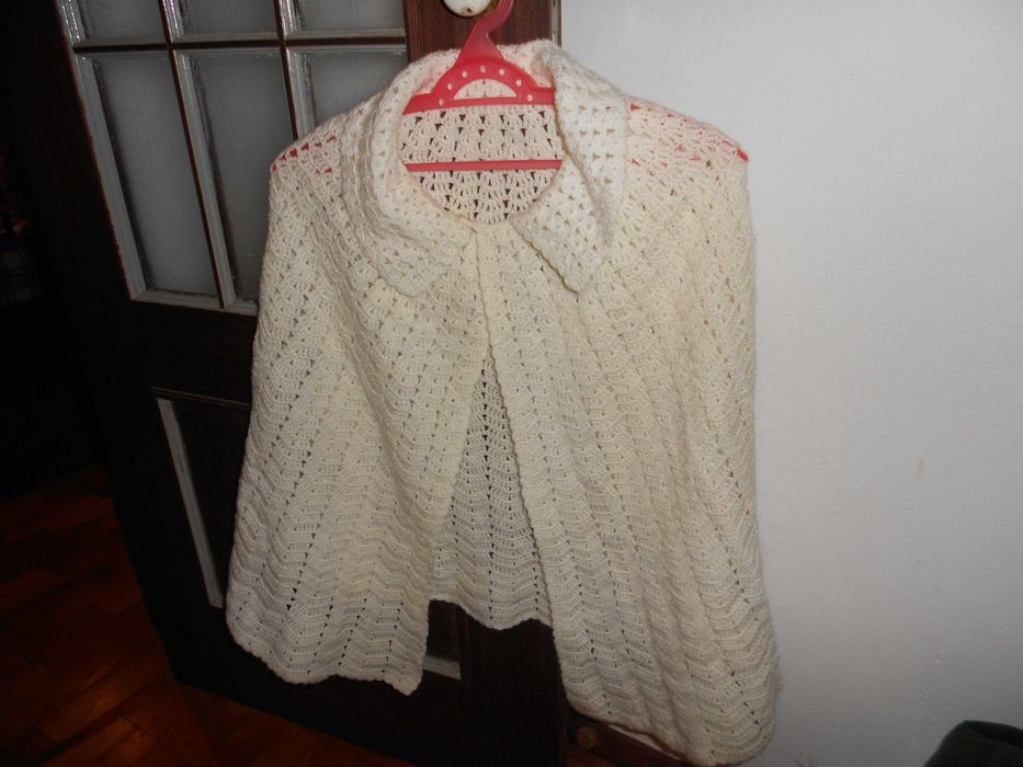 Poncho feito a mão em lã de qualidade para criança NOVO
