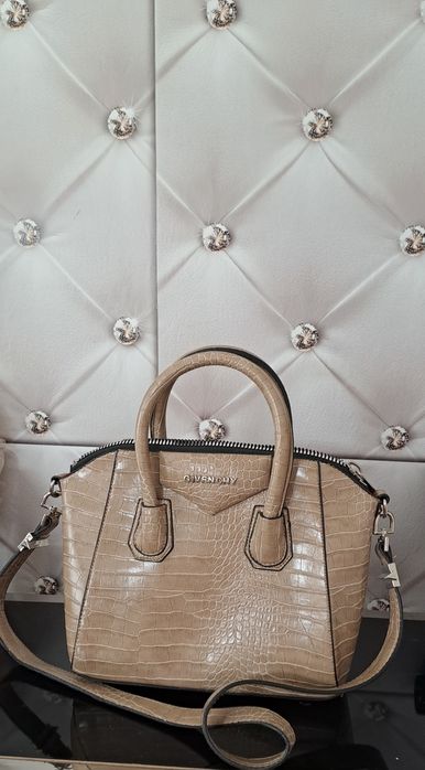 Torebka bezowa Givenchi skora imitujaca weza