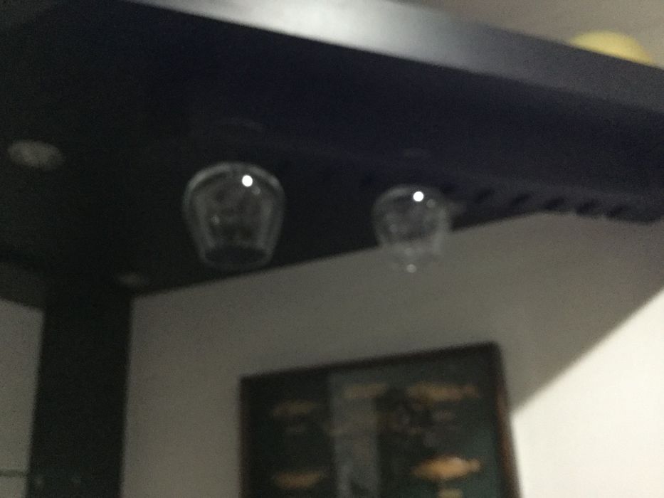 estantes com mini bar