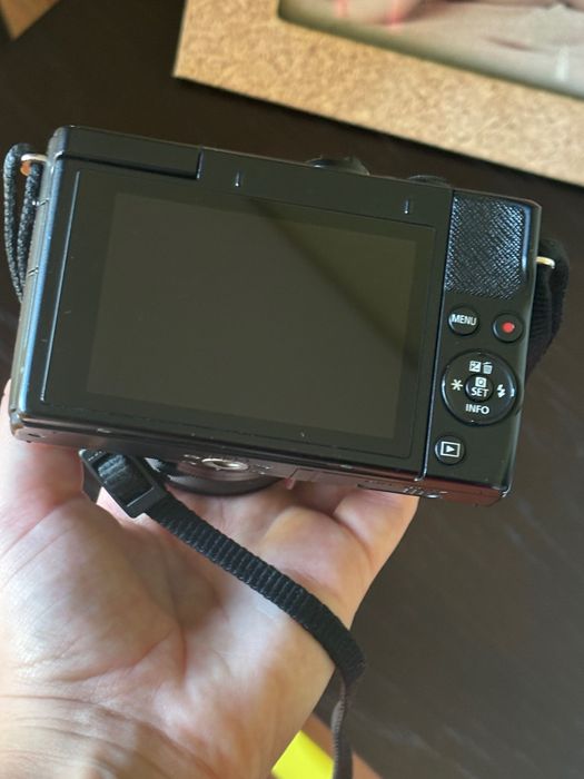 CANON EOS M200 + M 15-45mm