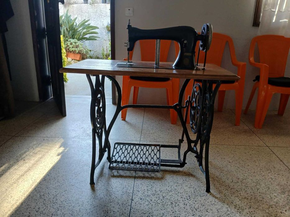 Máquina de Costura Singer 16K1 Antiga (não funcional)