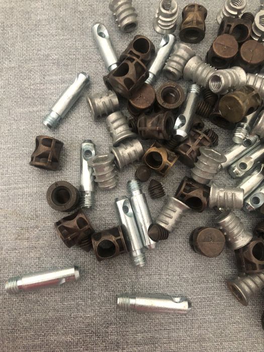 Várias peças parafusos e outros peças novas