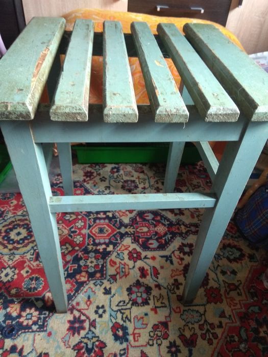 Продам  высокий деревянный  табурет