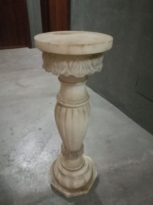 Coluna em mármore com luz